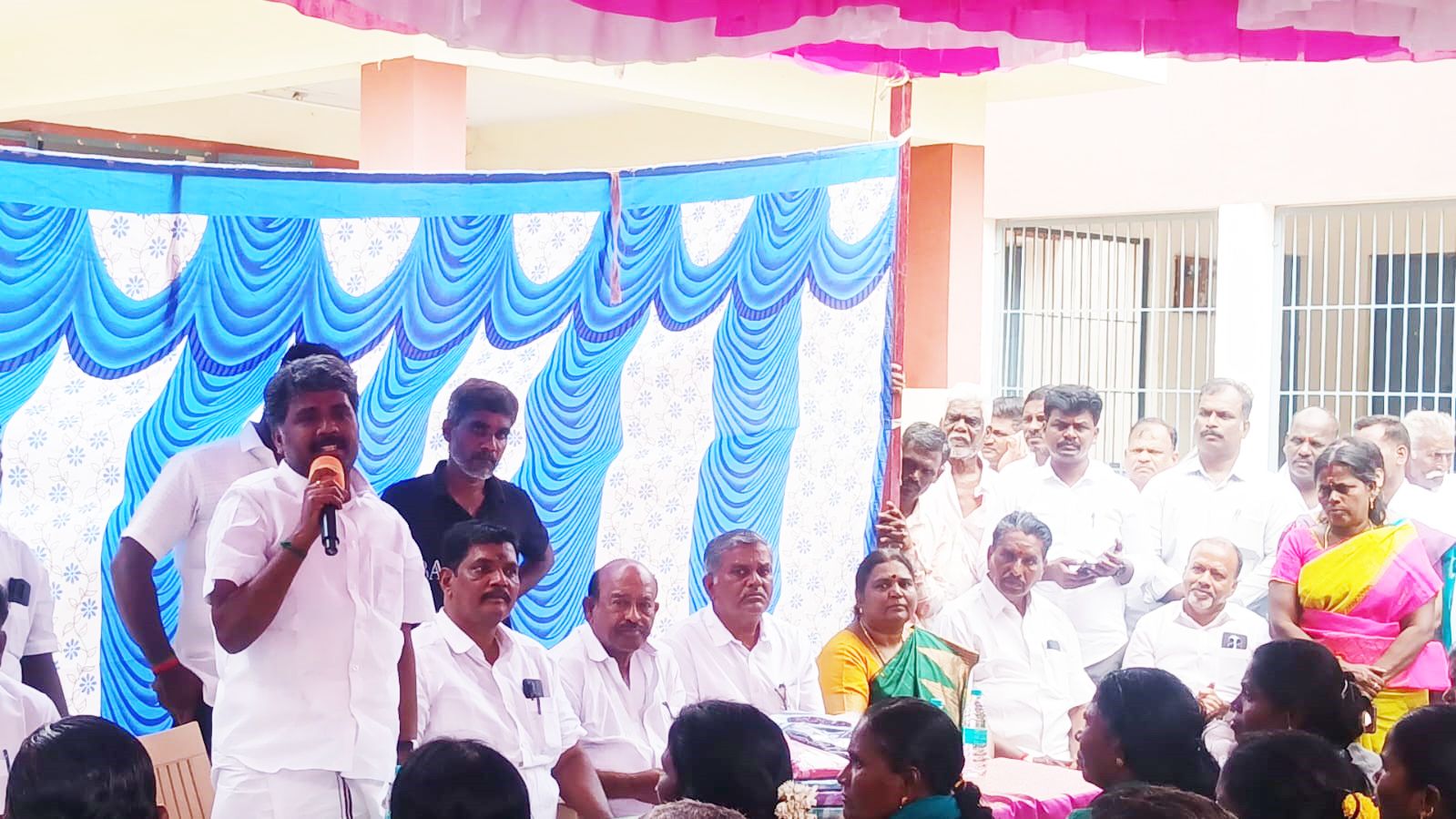தூய்மை பணியாளர்களுக்கு வேட்டி சேலை:  ஆயிரம் பேருக்கு அன்னதானம்
