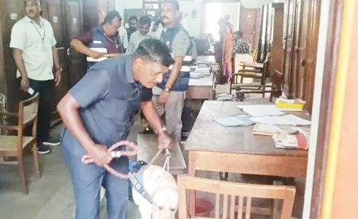 கோவை நீதிமன்றத்திற்கு வெடிகுண்டு மிரட்டல்; மோப்பநாய் உதவியுடன் தீவிர சோதனை