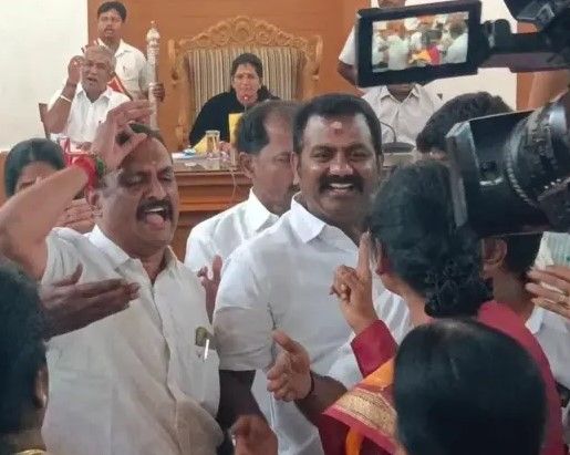 கோவை மாநகராட்சியில் நடைபெற்ற அவசர மாமன்ற கூட்டத்தில் அதிமுக கவுன்சிலர்கள்  வெளிநடப்பு
