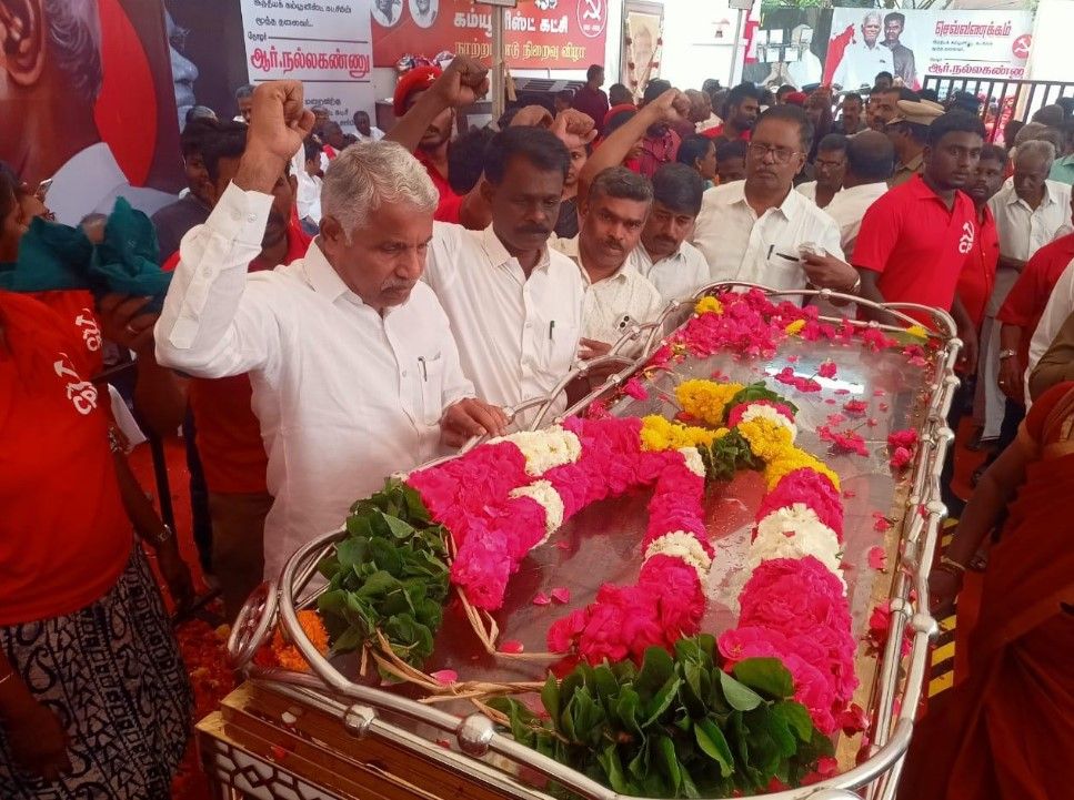 கம்யூனிஸ்ட் கட்சி கோவை மாவட்டக் குழு  மறைந்த ஆர். நல்லக்கண்ணு உடலுக்கு மலர்தூவி அஞ்சலி செலுத்தினர்.