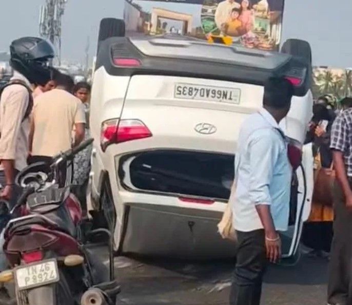 கோவை அவிநாசி சாலை ஜி டி மேம்பாலத்தில் கார் கவிழ்ந்து விபத்து ஒரு மணி நேரம்: போக்குவரத்து பாதிப்பு