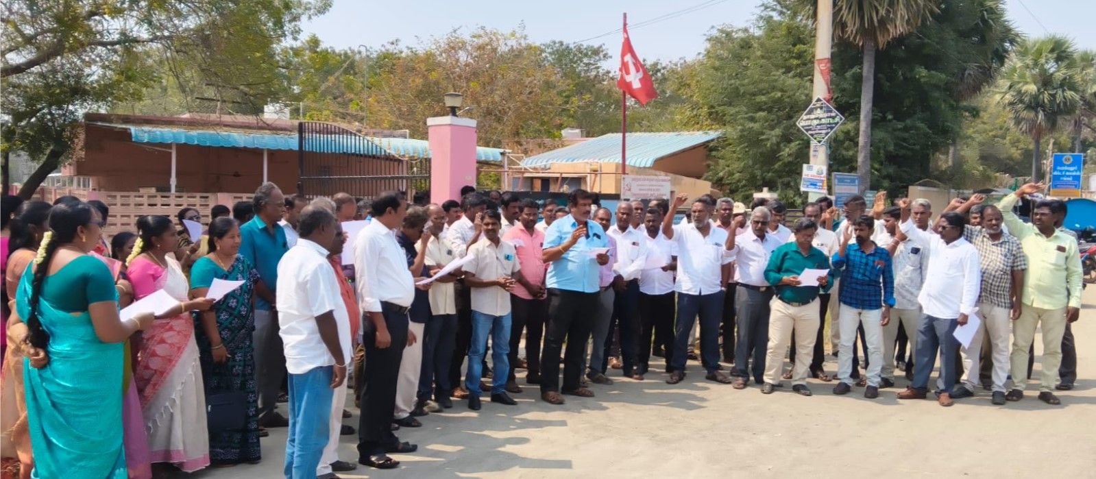 மின் பகிர்மான வட்டம் சார்பில் ஊதிய உயர்வு முன்மொழிவில் சேர்த்துதிட கோரி ஆர்ப்பாட்டம்