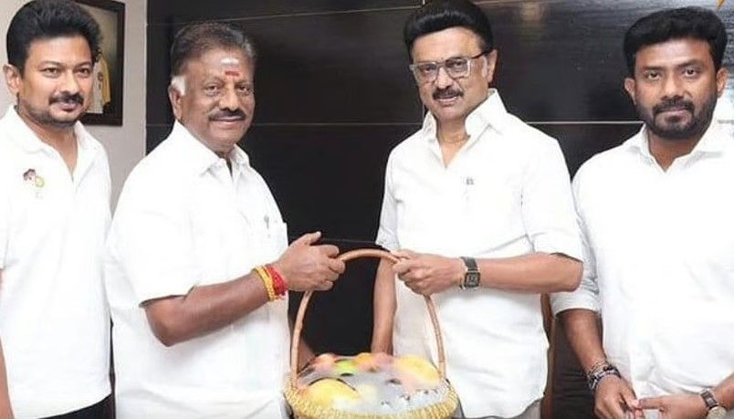 தூத்துக்குடியில் ஓபிஎஸ் அணியினர் கொந்தளிப்பு - அலுவலகத்தில் படங்களை அகற்றிய மாவட்ட செயலாளர்!