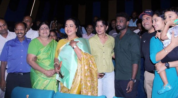 தூத்துக்குடியில் தாய்கிழவி திரைப்படம் பார்த்த நடிகை ராதிகா: ரசிகர்கள் உற்சாக வரவேற்பு!