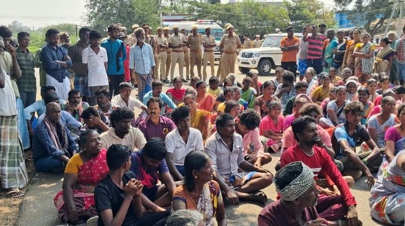 நாங்குநேரி பெரும்பத்து பகுதியில் சாலை ஓரத்தில் நின்றவர்கள் மீது 9 பேர் கொண்ட கும்பல், அரிவாளால் தாக்கியதில் வடமாநில தொழிலாளி உள்பட 2 பேர் பலியாகினர்