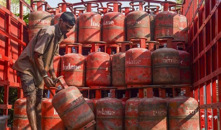 வீட்டு உபயோக சமையல் எரிவாயு  சிலிண்டர் விலை ரூ.60 உயர்வு