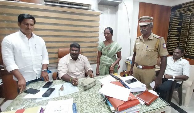 தேர்தல் பறக்கும் படையினர் அதிரடி சோதனை:  தூத்துக்குடியில் காரில் ரூ.4.50 லட்சம் பறிமுதல்!