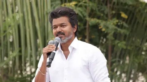 விஜய் வேட்புமனுவில் குளறுபடி.. ஒரே வாரத்தில் 6 கோடி ரூபாய் சொத்து மதிப்பு உயர்ந்ததா?