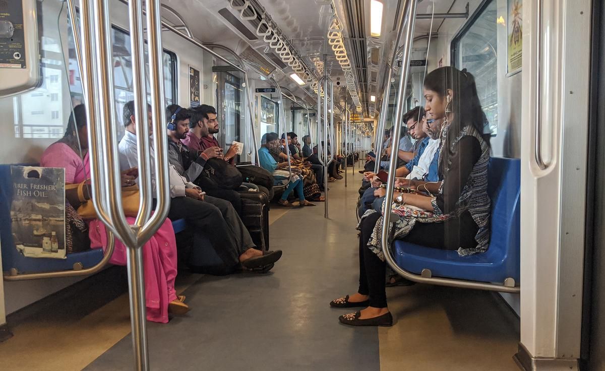 சென்னை மெட்ரோ ரயிலில் அதிக சத்தத்துடன் பாட்டு கேட்டால் ரூ.500 வரை அபராதம்!