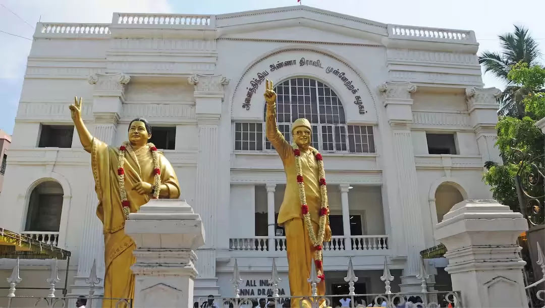 ‘மெர்சல்’ ரிலீஸுக்காக பழனிசாமி இல்லத்துக்கு ஊர்ந்து வந்தவர் விஜய்-அதிமுக பதிலடி!