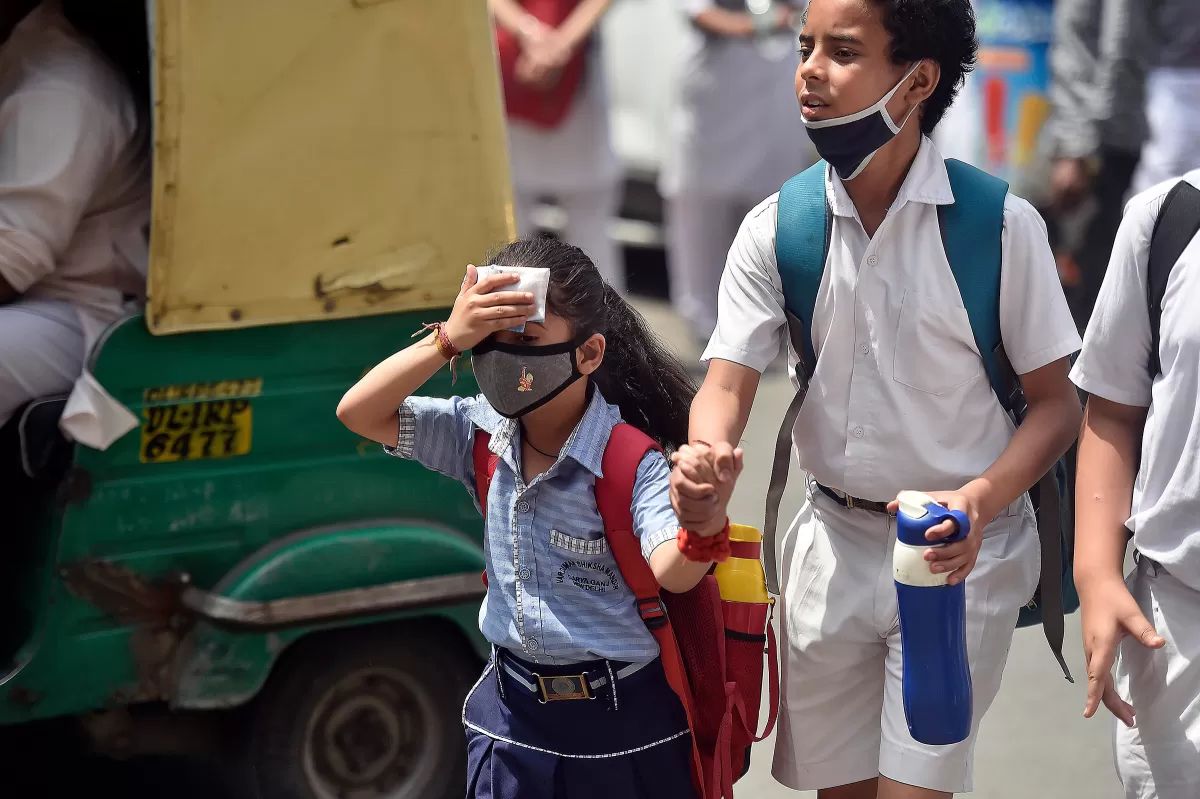 கோடை முடிந்தும் குறையாத வெயில் தாக்கம் - அவசரகதியில் பள்ளிகள் திறப்பால் மாணவர்கள் அவதி!