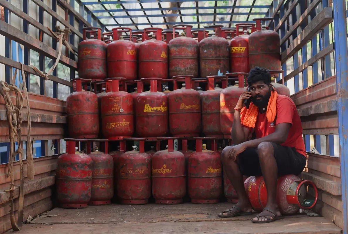 “சமையல் எரிவாயு சிலிண்டரின் விலை இந்தியாவில் குறைவுதான்” - மத்திய அரசு