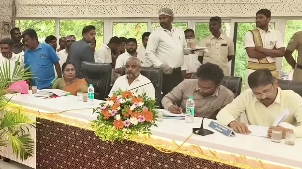 திண்டுக்கல் ஆய்வுக் கூட்டத்தில் அமைச்சருக்கு இணையாக தவெக மாவட்ட செயலாளருக்கு இடம்