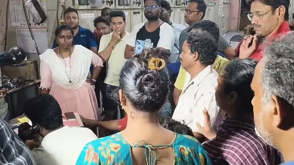 தமிழகத்தில் தொடர் மின்வெட்டு: தலைவர்கள் கண்டனமும், அமைச்சர் விளக்கமும்