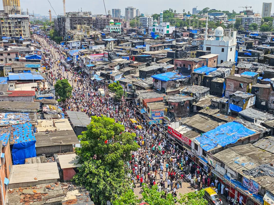மும்பை தாராவி மறுசீரமைப்பு திட்டத்துக்காக மக்களை வேறு பகுதிகளில் குடியமர்த்தும் பணி தொடக்கம்
