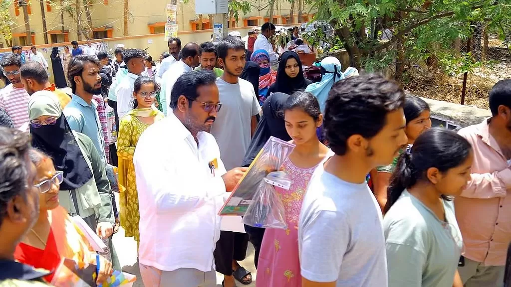 தள்ளிப் போகிறது பொறியியல் கலந்தாய்வு - சிபிஎஸ்இ குளறுபடி, நீட் மறுதேர்வு தாக்கம்
