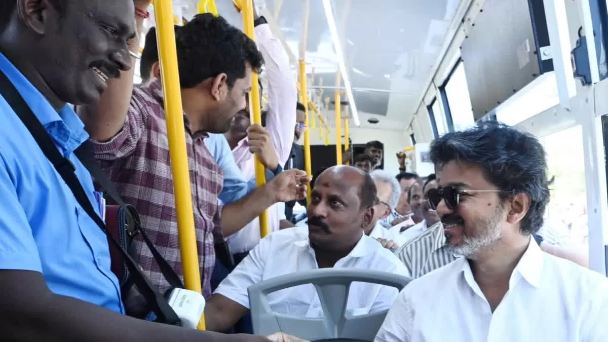 அரசுப் பேருந்தில் பயணித்த முதல்வர் விஜய்