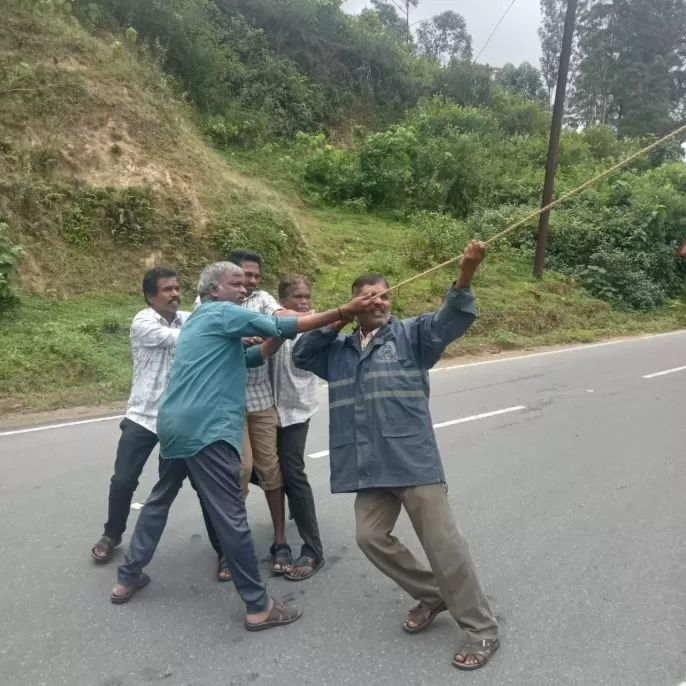 சோலையார்நகர் மின்வாரிய அலுவலகத்திற்கு உட்பட்ட பகுதியில் கனமழையால் பாதிக்கப்பட்ட மின் கம்பங்களை  சீரமைக்கும் பணியில் மின்வாரிய ஊழியர்கள்