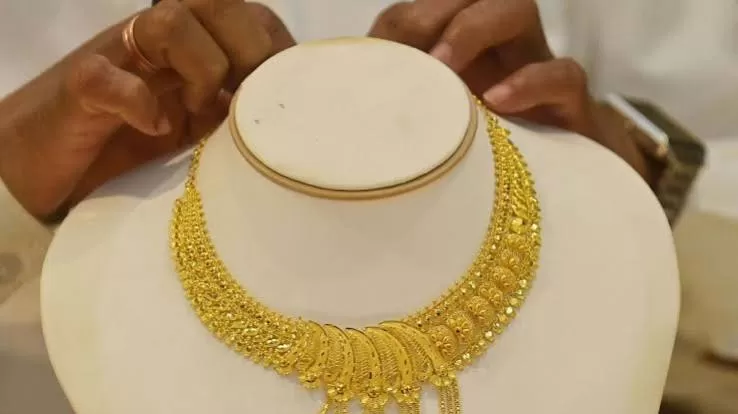 தங்கம் விலை பவுனுக்கு மேலும் ரூ.1,200 உயர்வு; வெள்ளி விலையும் அதிகரிப்பு