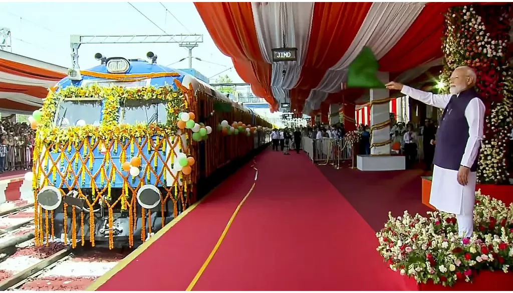 இந்தியாவின் முதல் ஹைட்ரஜன் ரயிலை தொடங்கி வைத்தார் பிரதமர் மோடி