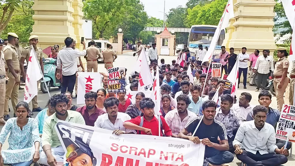 நீட் தேர்வு குளறுபடிகளை கண்டித்து கடலூர், சிதம்பரத்தில் போராட்டம்
