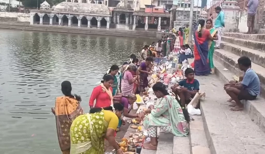 திருவாரூர் | ஆற்றில் நீர் இல்லாததால் குளங்களில் ஆடிப்பெருக்கு விழா கொண்டாடிய பெண்கள்