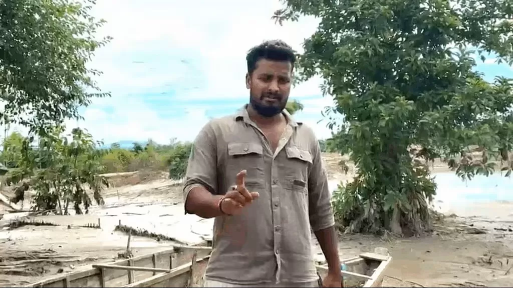 அசாமில் பயிற்சியும் விசைப் படகும் இன்றி மரப்படகு மூலம் 2,000 பேரைக் காப்பாற்றிய இளைஞன்!