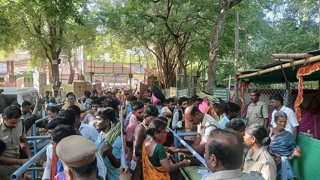 ஆடி அமாவாசை வழிபாட்டுக்காக பக்தர்கள் சதுரகிரி மலையேற வனத்துறை அனுமதி