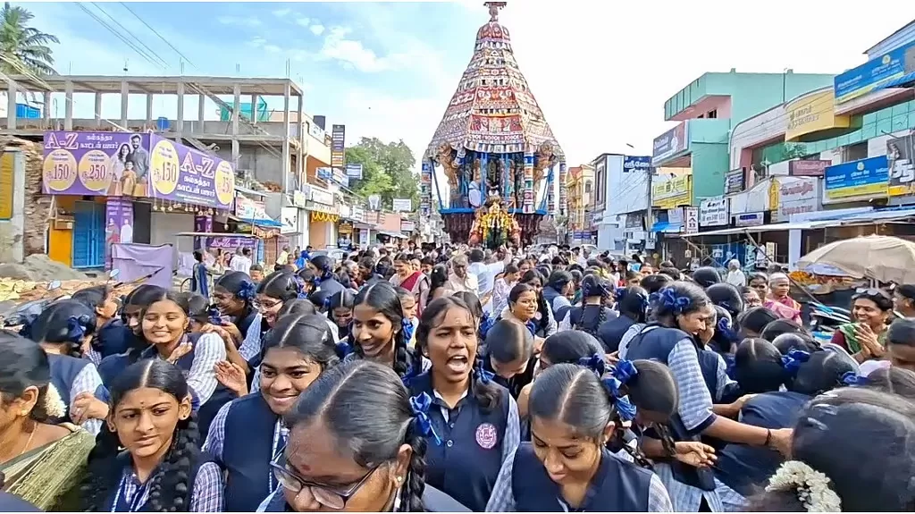 வில்லியனூர் திருக்காமேஸ்வரர் கோயில் ஆடிப்பூர தேரோட்டம்: தேரை வடம்பிடித்து இழுத்த பள்ளி மாணவர்கள்