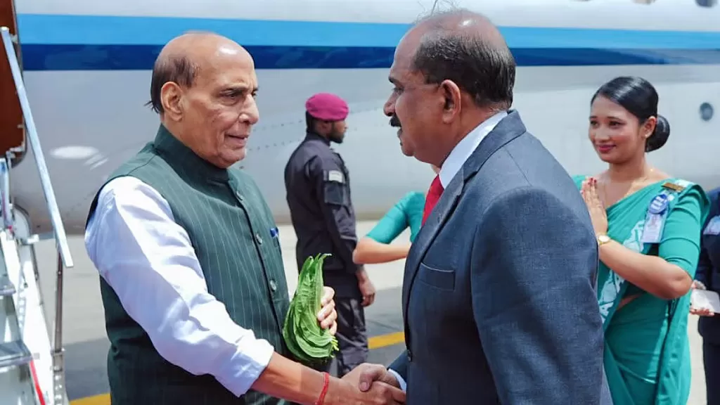 மூன்று நாள் பயணமாக இலங்கை சென்ற ராஜ்நாத் சிங்குக்கு உற்சாக வரவேற்பு