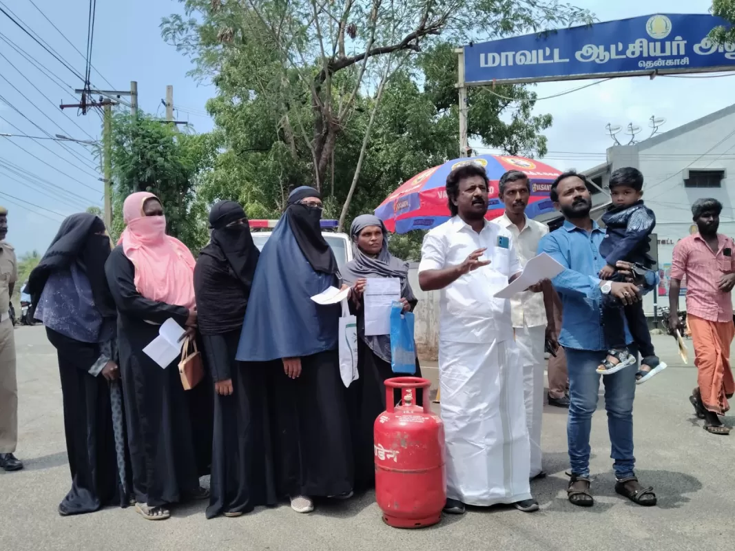 பெட்ரோல் ஊற்றி தீ வைத்துக் கொண்டதால் பரபரப்பு.